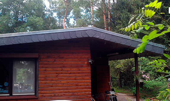 Auch an Holzhäusern ist Schiefer als Dachmaterial empfehlenswert