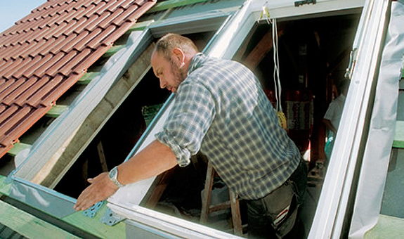 Dachfenster der Marke Velux für Steildächer sowie Oberlichter für Flachdächer bauen wir auch nachträglich ein