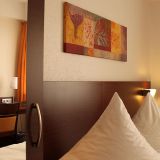 Standard-Zimmer sind schön eingerichtet und verfügen wie alle Zimmer über W-LAN und Flatscreen-Fernseher