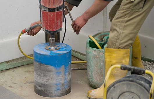Unter Anwendung von Diamantwerkzeugen führen wir neben Betonbohr- und Sägetechniken auch Seilsägearbeiten, Zirkelsägen, Fugenschneidarbeiten, hydraulische Sprengungen und Fräs- und Schleifarbeiten durch. Unter Anwendung von Diamantwerkzeugen führen wir neben Betonbohr- und Sägetechniken auch Seilsägearbeiten, Zirkelsägen, Fugenschneidarbeiten, hydraulische Sprengungen und Fräs- und Schleifarbeiten durch.