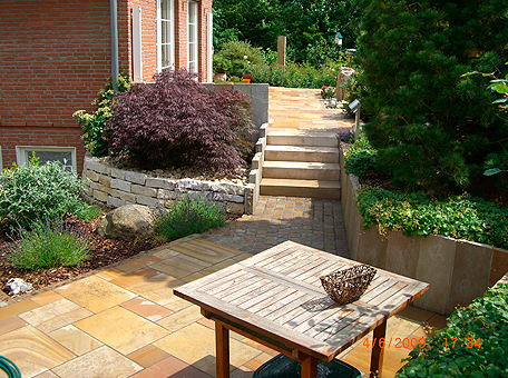 Vorgarten, Hof oder Sitzplatz - mit Naturstein harmonisch in den Garten eingepasst