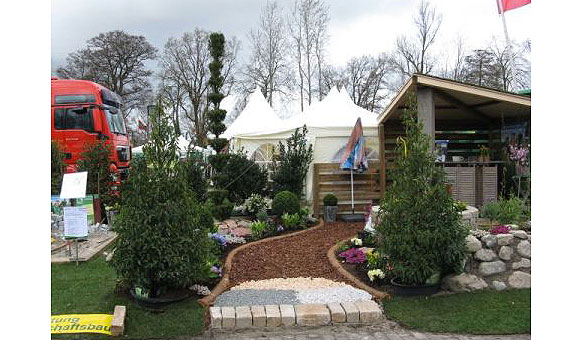 Die Wege und Plätze in Ihrem Garten bestimmen durch Material und Formgebung das Gesicht der Gesamtanlage.