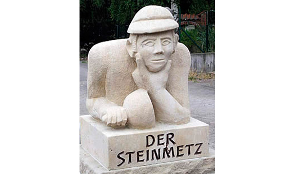Wir von Karches Naturstein fertigen als Steinmetz neben Brunnen und Skulpturen auch Grabmale in Hannover und Grabsteine für Garbsen.