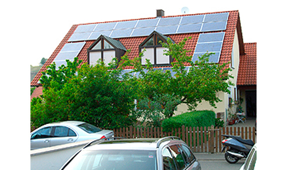 Emissionsfrei, kostenlos und ressourcenschonend. Eine Solaranlage paßt auf fast jedes Dach.