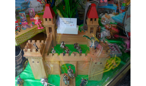 Holzspielwaren und Plastikfiguren Hier: Ritterburg und Ritter