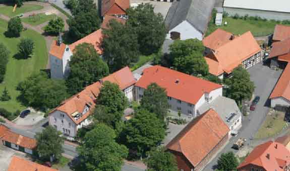 Unsere Einrichtung befindet sich in der Ortsmitte des kleinen Dorfes Esbeck. Der Ort hat ca. 450 Einwohner und liegt landschaftlich sehr reizvoll