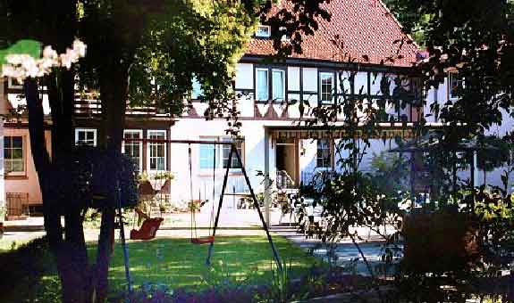 Eine parkähnliche Aussenanlage mit altem Baumbestand und eine große, mit einer Markise überdachten Terrasse laden zum spazieren und verweilen ein