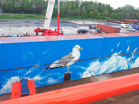 Die Container wurden als Wand in 4 Lagen mit jeweils 13 Containern in der Länge gestapelt.