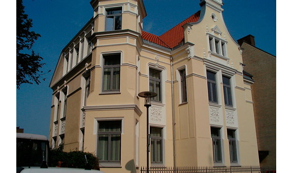 historischer Zierstuck an der Hausfassade