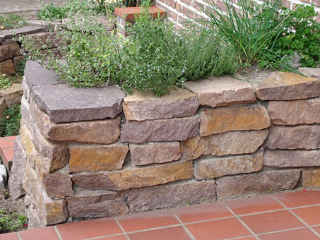 Steinmauer aus Naturstein