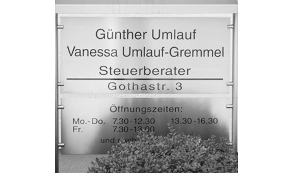 Firmenschild vor der Kanzlei Firmenschild vor der Kanzlei