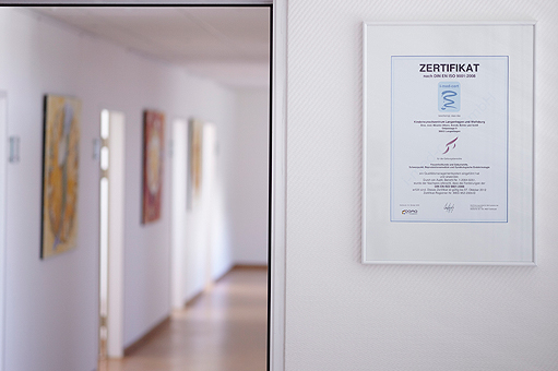 Zur Praxis gehören neben den freundlich eingerichteten Behandlungszimmern auch zwei Operationssäle sowie mehrere Labore. Zur Praxis gehören neben den freundlich eingerichteten Behandlungszimmern auch zwei Operationssäle sowie mehrere Labore.