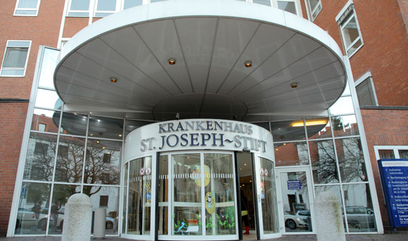 Der Eingangsbereich des Krankenhauses St. Joseph-Stift. Der Eingangsbereich des Krankenhauses St. Joseph-Stift.