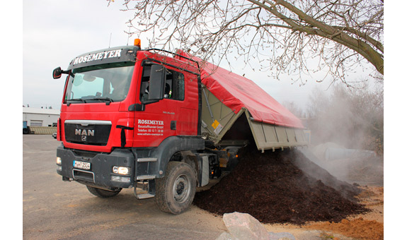 Wir transportieren schüttbare Güter im norddeutschen Raum mit Kippsattelzügen
und Dreiachskipper/-Zug.