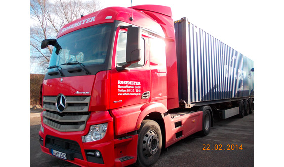 Wir transportieren auch Bahn-/Seecontainer im Vor- und Nachlauf im Norddeutschen Raum mit Sattelzugmaschinen.