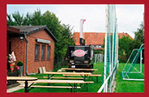 Zu kalten und warmen Speisen bieten wir auch Servicepersonal, Mietkoch, Bierwagen und Leihgeschirr. Zu kalten und warmen Speisen bieten wir auch Servicepersonal, Mietkoch, Bierwagen und Leihgeschirr.