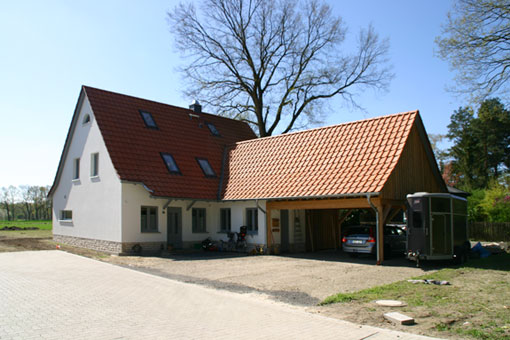 Wir bieten Ihnen die gesamte Palette der Baustile wie z.B. Fachwerkbau, 
Fertighausstil, Stein auf Stein, Passivhausbau, Selbstbaukonzepte an.