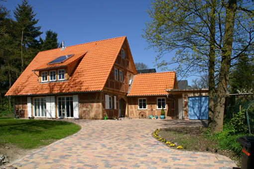 Dieses traditionelle Fachwerkhaus mit optischen Ankerpunkten in seiner 
klassischen Form, mit Durchgangstrakt und geräumiger Garage wurde in der 
Wedemark bei Hannover errichtet.