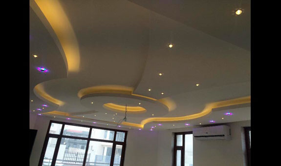 teilweise abgehängte Decke mit LED-Leuchten teilweise abgehängte Decke mit LED-Leuchten