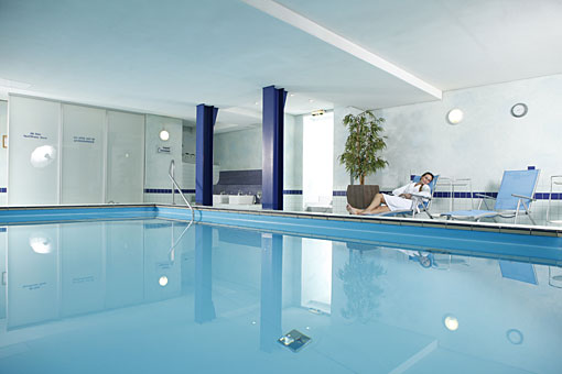 Gönnen Sie sich Entspannung in unserem kostenfreien Schwimmbad- und Saunabereich Gönnen Sie sich Entspannung in unserem kostenfreien Schwimmbad- und Saunabereich