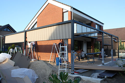 Aufbau einer Pergola mit Markise Aufbau einer Pergola mit Markise