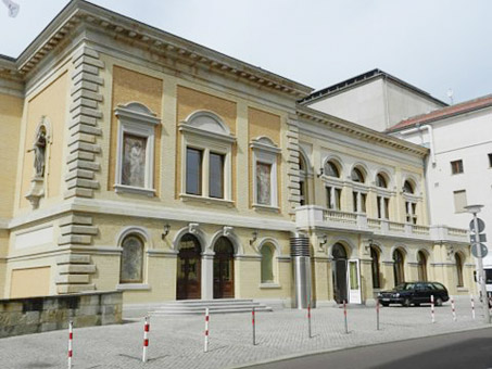 Denkmalfenster und Nachbau einer historischen Haustür.