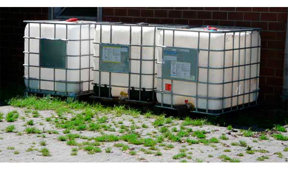 Wer viel Wasser benötigt fängt Regenwasser in Groß-Behälter auf.