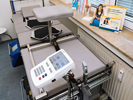 Behandlungszimmer mit Extensionstherapie (TRA-Computer) Behandlungszimmer mit Extensionstherapie (TRA-Computer)