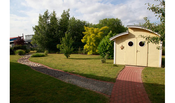 Unser Garten mit Häuschen von der praxis für ergotherapie anne wendt in wunstorf.