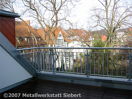 Ein Geländer für eine Dachterrasse entweder in Stahl, Edelstahl und aus Schmiedeeisen