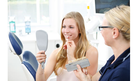 Ästhetische Zahnheilkunde: Aufhellen der Zähne (Bleaching) und Korrektur von Zahnfehlstellungen