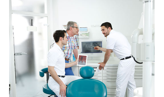 In unserer Zahnarztpraxis in Wennigsen bieten wir ein weites Spektrum der Oralchirurgie an.