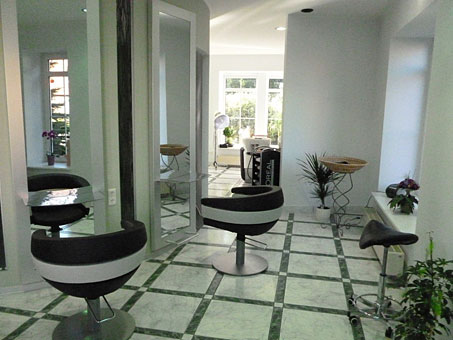 Frisierplätze im Friseursalon Frisierplätze im Friseursalon