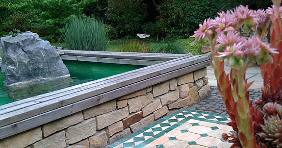 Wasser bietet in einem Garten für den Besucher stets ein besonders anziehendes Gestaltungselement.