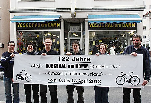 Das traditionsreiche Oldenburger Zweiradgeschäft am Damm wurde 1893 von Josef Vosgerau, dem Ur-Großvater des heutigen Inhabers Jürgen Vosgerau gegründet.