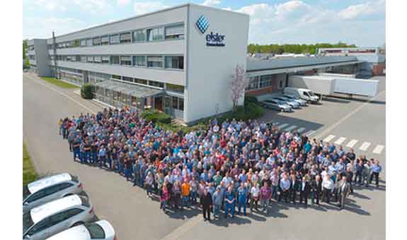 Die Mitarbeiter auf dem Firmengelände der Firam Elster GmbH in Lotte