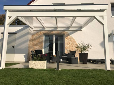 Damit Sie lange Freude an Ihrer Terrassenüberdachung, Ihrem Vordach, Pavillon oder Carport haben - spielt der gewählte Holzschutz eine entscheidende Rolle. Damit Sie lange Freude an Ihrer Terrassenüberdachung, Ihrem Vordach, Pavillon oder Carport haben - spielt der gewählte Holzschutz eine entscheidende Rolle.