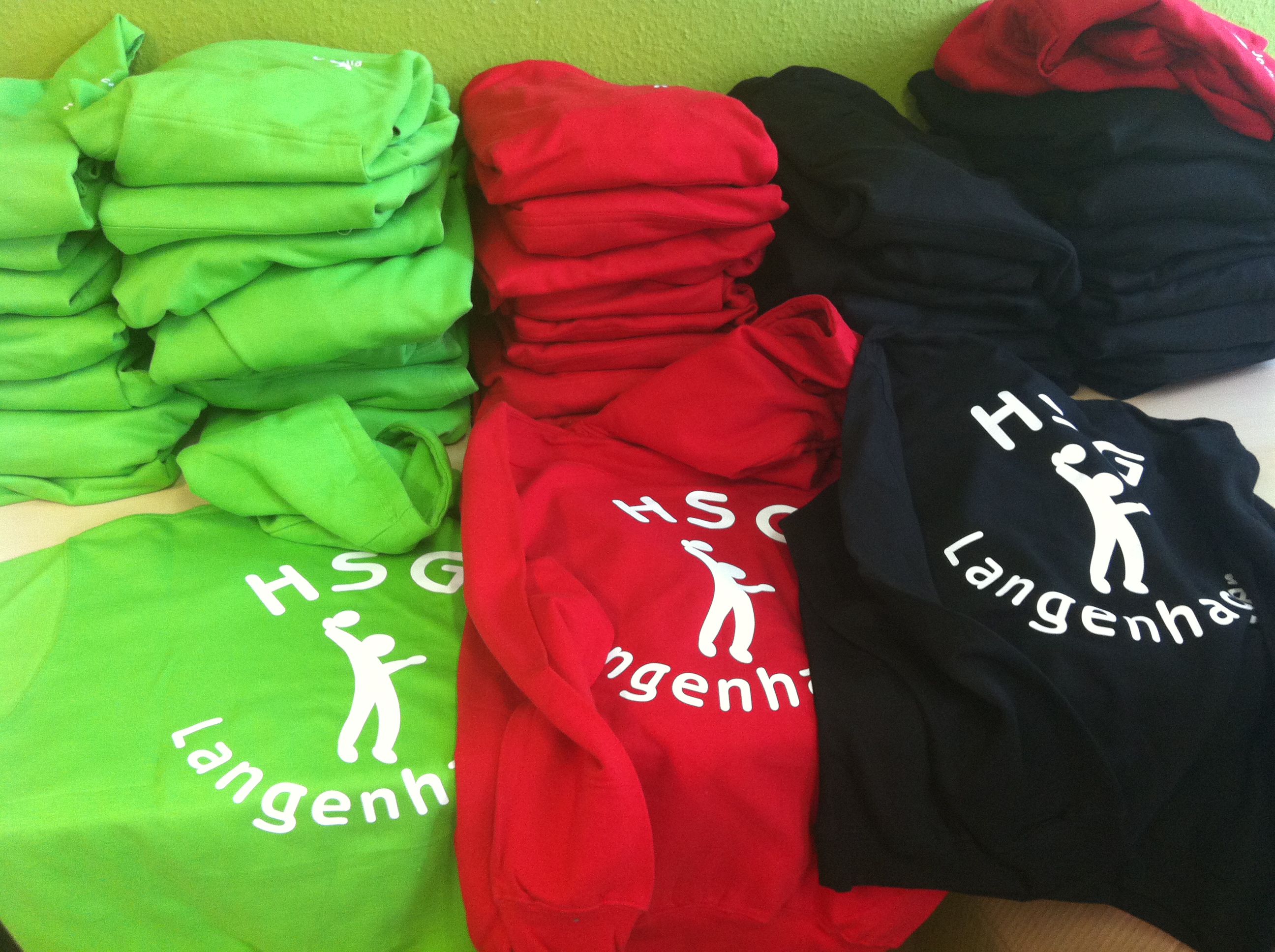 Wir machen für Sie Beschriftungen von T-Shirts, Hemden, Trikots, Taschen, Jacken u.v.m. Wir machen für Sie Beschriftungen von T-Shirts, Hemden, Trikots, Taschen, Jacken u.v.m.