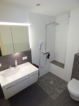 altersgerechtes Badezimmer - ebenerdige Dusche mit Mosaikfußboden und Sitznische