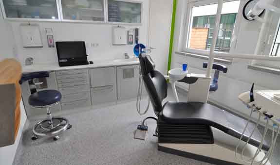 Unsere Behandlungszimmer sind mit modernster technischer Ausstattung ausgerüstet