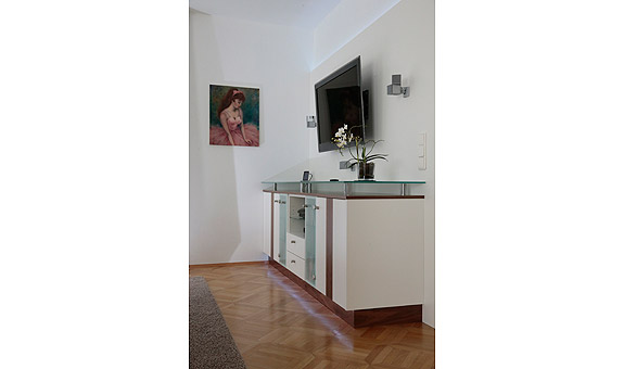 Sideboard mit Glaselementen