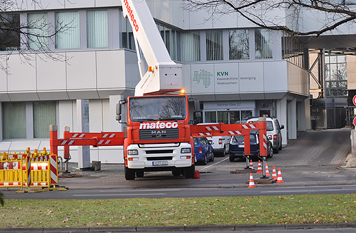 Fassaden- und Glasreinigung, Reinigungsarbeiten in goßen Höhen mit Einsatz von Arbeitsbühnen oder Steigern