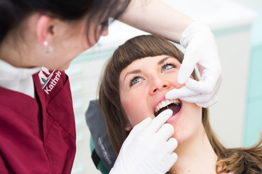 Wir nehmen uns Zeit, die professionelle Zahnreinigung an Ihre speziellen Bedürfnisse anzupassen.