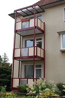 Kombinierbar mit Geländer- und Überdachungssystemen sowie der Schüco Lumon-Balkonverglasung
