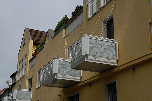 Wahlweise Rund-, Rechteckstützen oder Stützen in Stahloptik