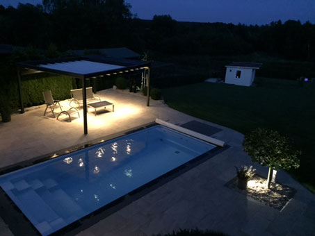 Moderner Pool mit Sitzgelegenheit bei Dunkelheit Moderner Pool mit Sitzgelegenheit bei Dunkelheit