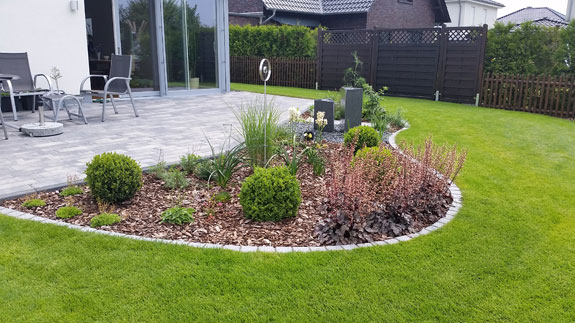 Natursteinterrasse mit Beet Natursteinterrasse mit Beet