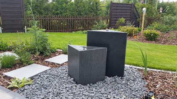 Granitstelen mit verschiedenen Oberflächen gebohrt für Brunnen Granitstelen mit verschiedenen Oberflächen gebohrt für Brunnen