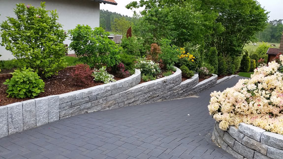 Grundstückszugang mit Natursteinmauern Grundstückszugang mit Natursteinmauern