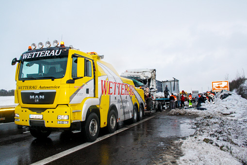 Abschleppen eines LKW von der Unfallstelle